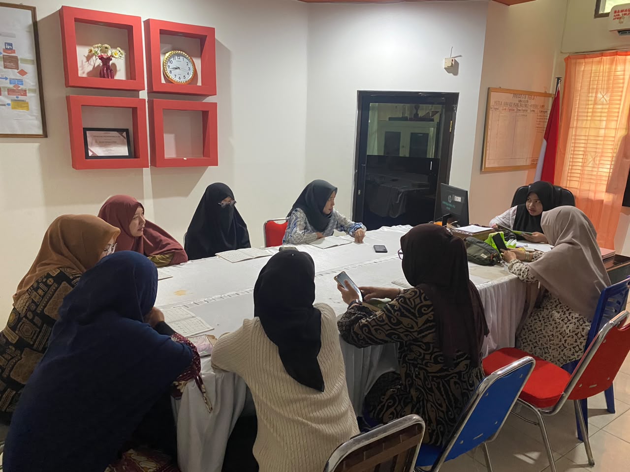 Para Srikandi Bawaslu Kabupaten Tolitoli Belajar Bacaan Al-Quran Yang Benar Bersama-sama