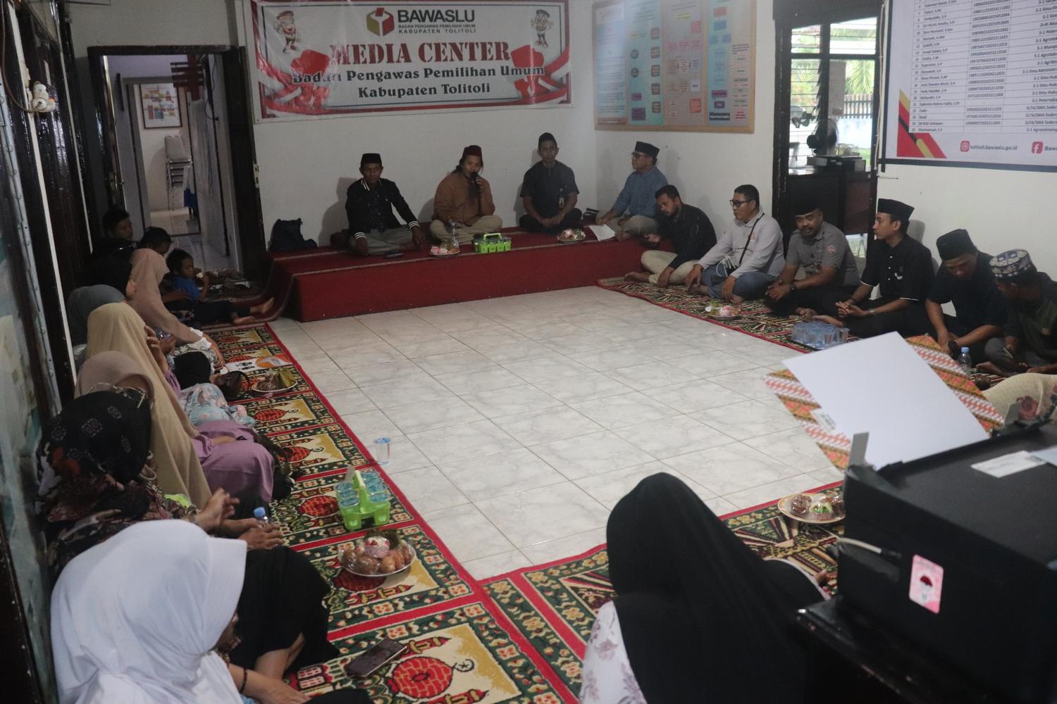 Pimpinan dan bersama jajaran sekretariat Bawaslu Tolitoli laksanakan dzikir 10 Muharram