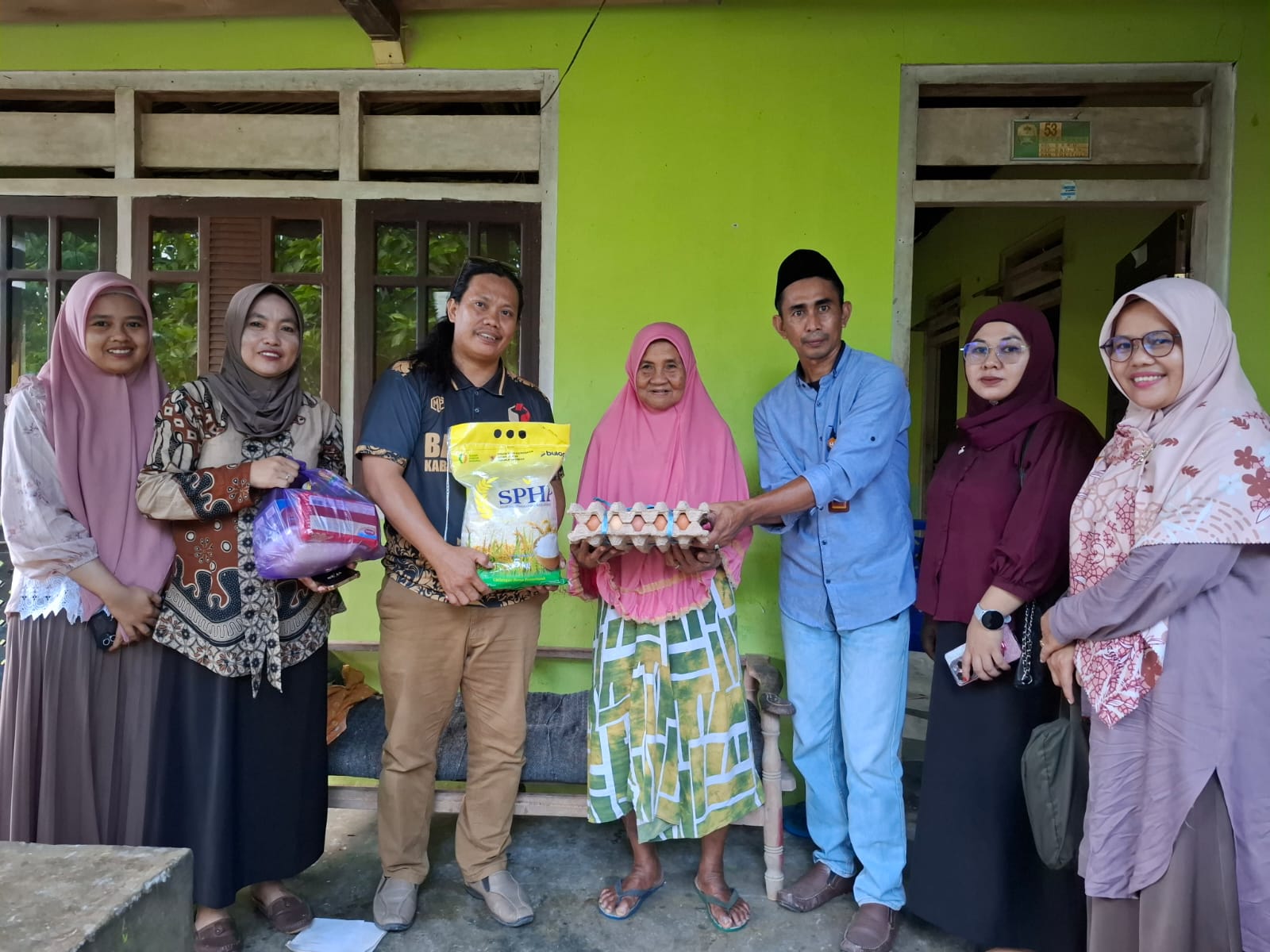 Bawaslu Tolitoli salurkan sembako kepada lansia