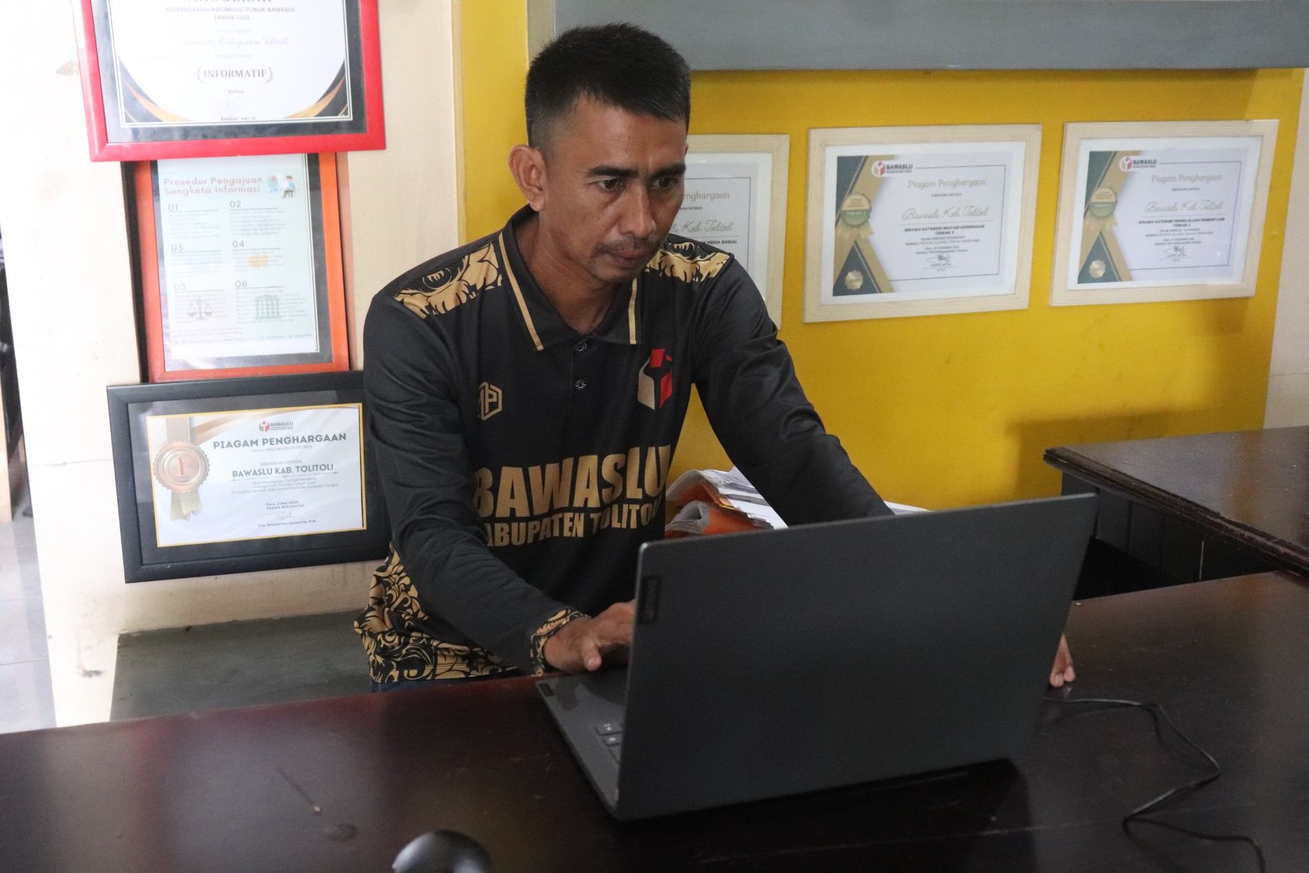 Korsek Bawaslu Tolitoli ikuti Zoom Sosialisasi dan Simulasi Cara Pemutakhiran Data Sarana Prasarana yang dilaksanakan secara daring 