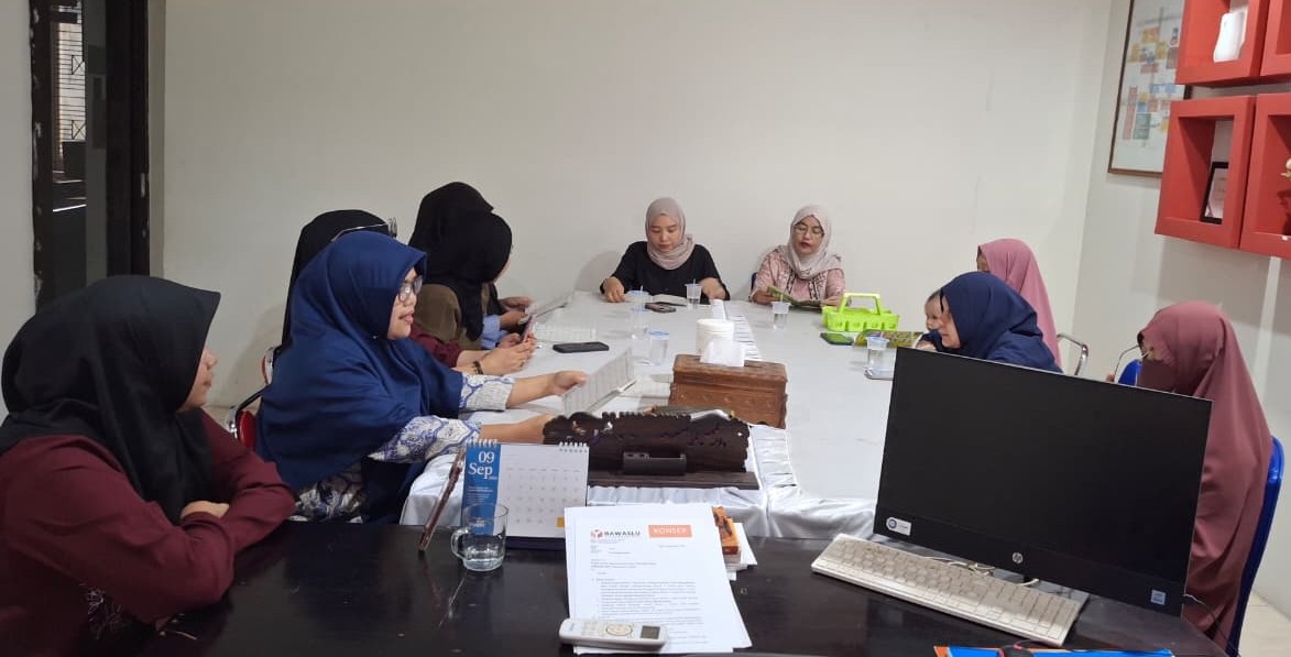 Srikandi Bawaslu Tolitoli melakukan pekan muslimah dengan belajar bacaan Al-Quran bersama