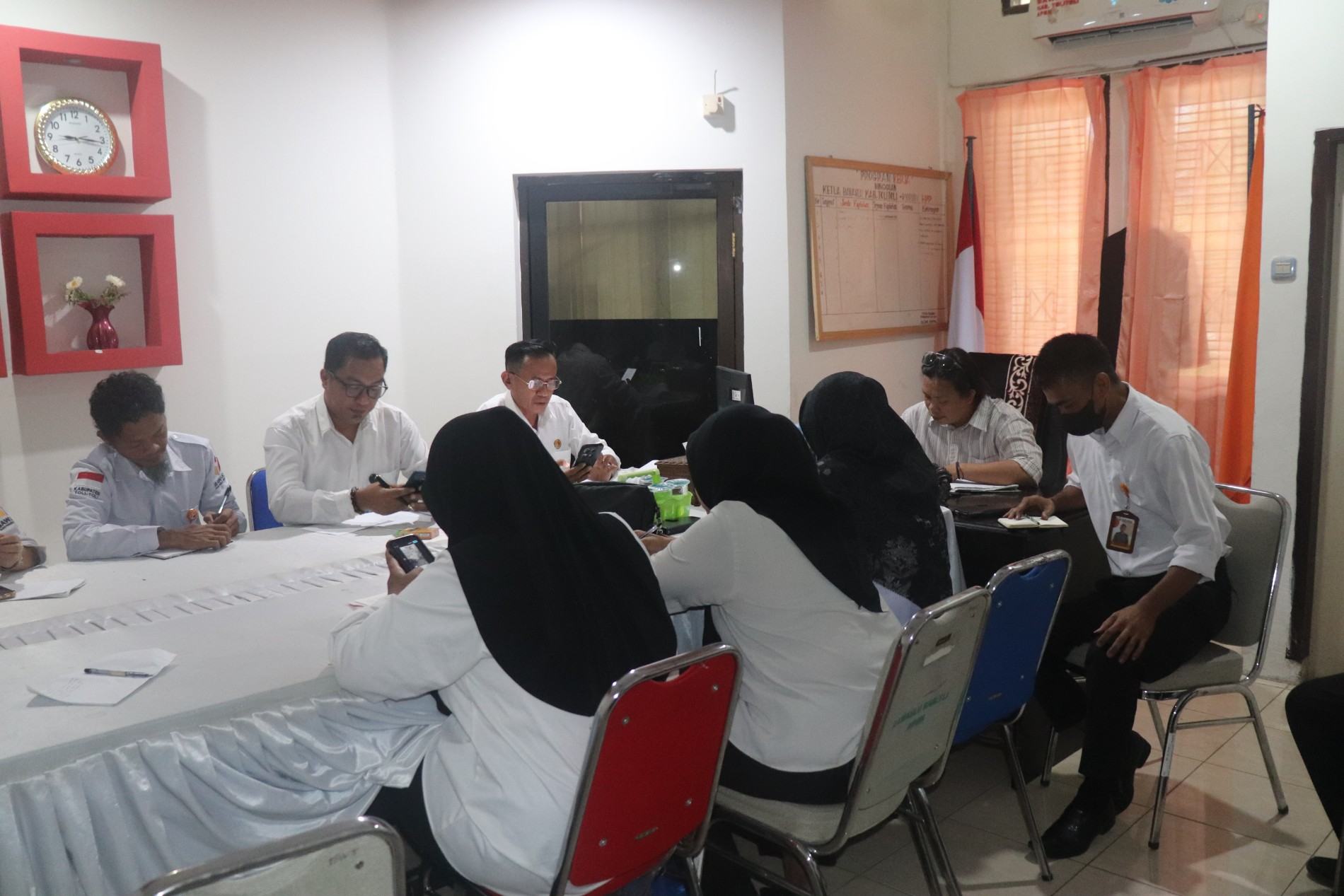 Bawaslu Tolitoli menggelar rapat rutin internal untuk mengevaluasi kinerja kelembagaan