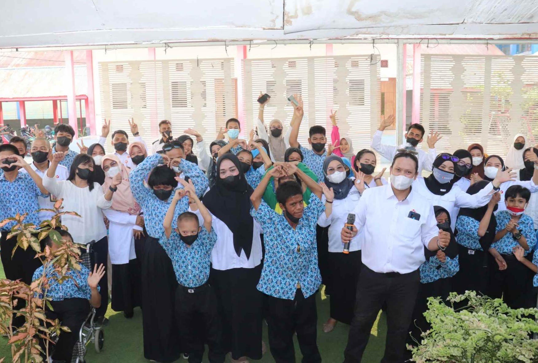 Bawaslu lakukan bagi-bagi masker ke SLB Negeri Tolitoli