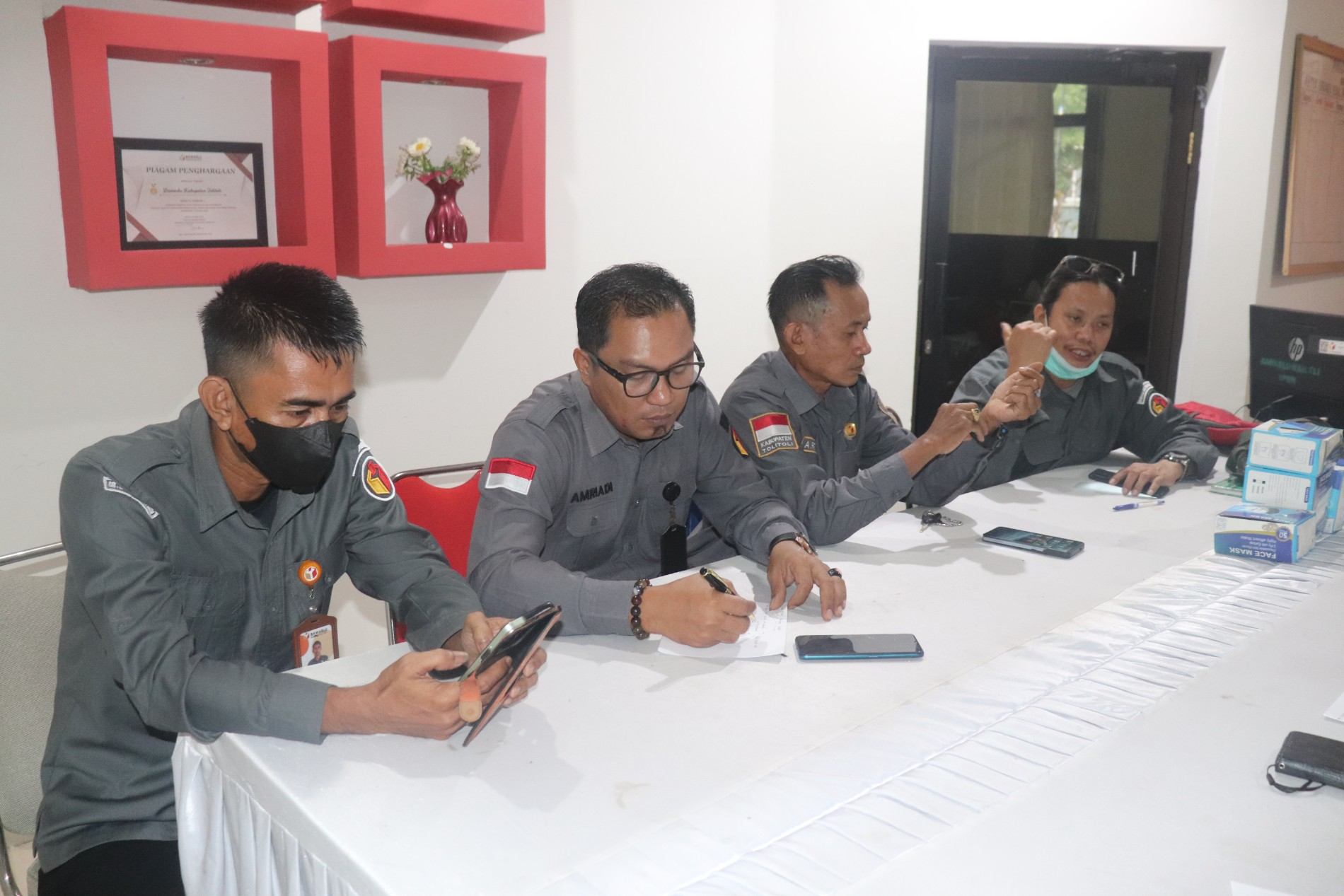 Bawaslu Tolitoli rapat internal persiapan aksi berbagi masker