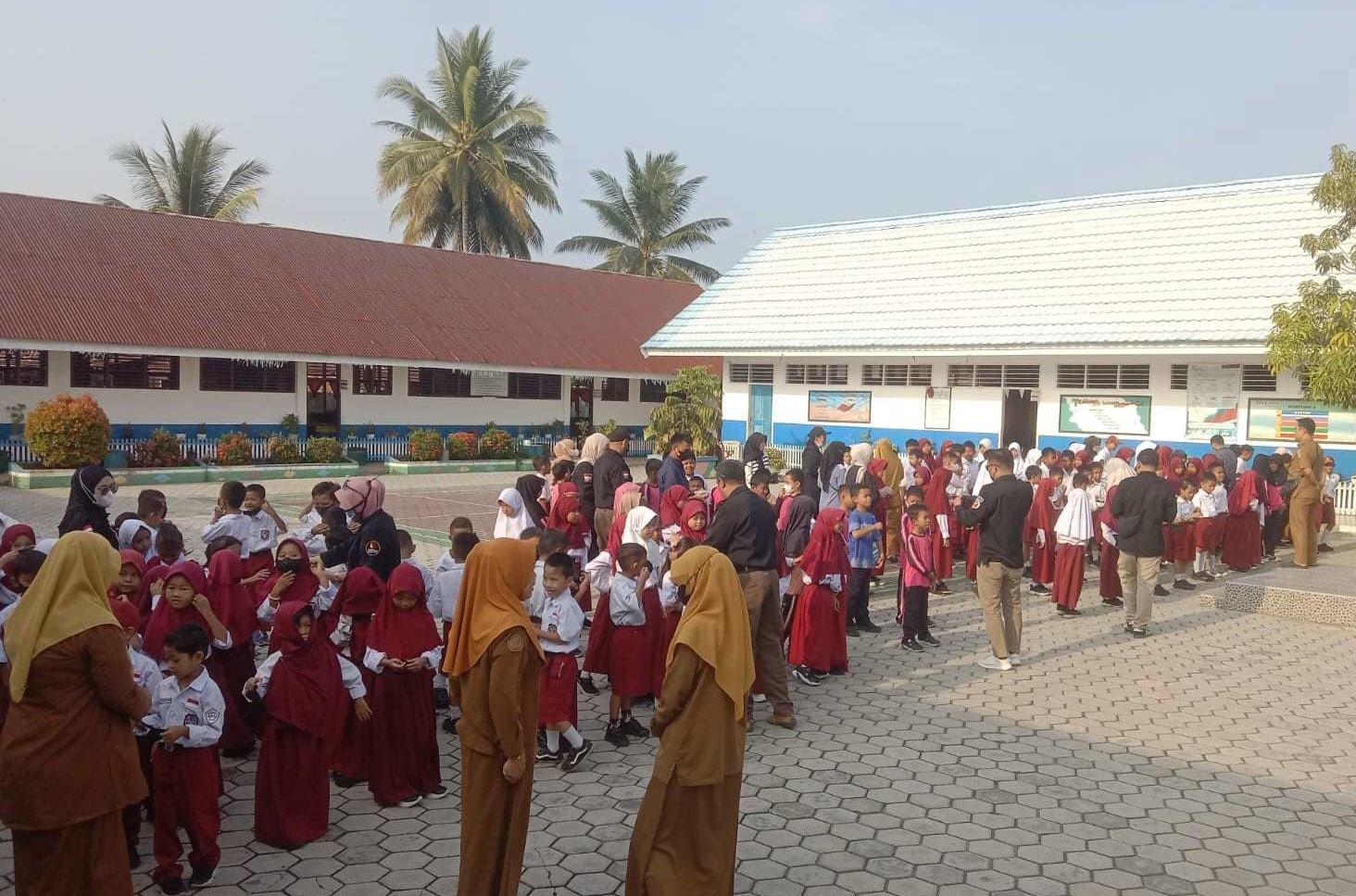 Bawaslu Tolitoli bagi-bagi masker kepada siswa/siswi SDN 1 Tolitoli