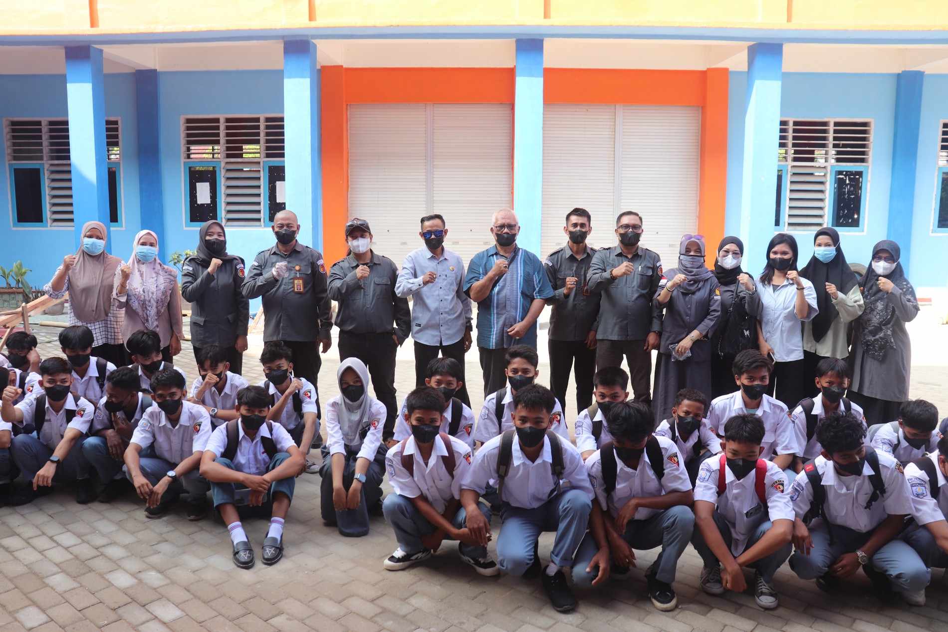 Bawaslu Tolitoli bagi-bagi masker kepada siswa SMK Swakarya Tolitoli