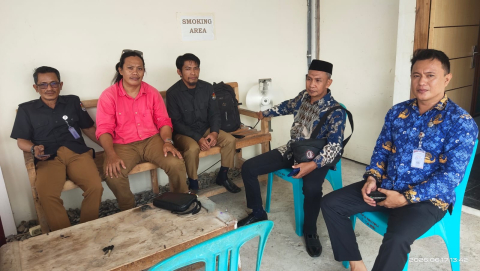 Ketua Bawaslu Tolitoli berdiskusi dengan jajaran KPU Tolitoli membahas sejumlah dinamika kepemiluan 