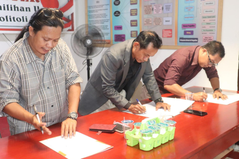 Pimpinan Bawaslu Tolitoli melakukan Penandatanganan IKU 2026 