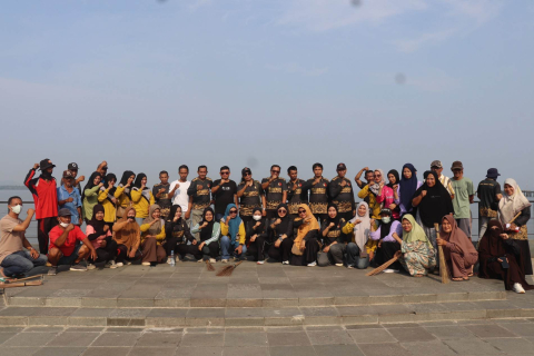 Bawaslu Tolitoli lakukan giat bersih-bersih di RTH Tanjung Batu
