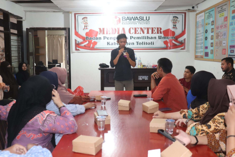 Bawaslu Kabupaten Tolitoli menerima sosialisasi dan edukasi mengenai pentingnya konsumsi air mineral