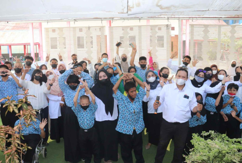 Bawaslu lakukan bagi-bagi masker ke SLB Negeri Tolitoli