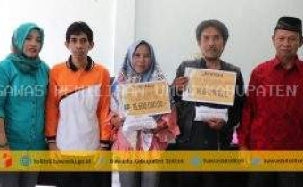 Bawaslu Tolitoli Serahkan Santunan Kecelakaan Kerja Pengawas Pemilu 2019