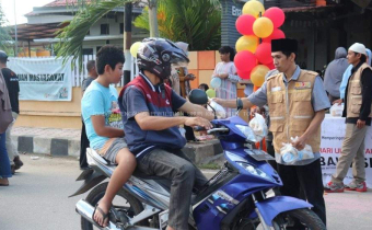 Peringatan Hari Lahir Bawaslu Ke-15, Bawaslu Tolitoli Berbagi Takjil Kepada Pengguna Jalan