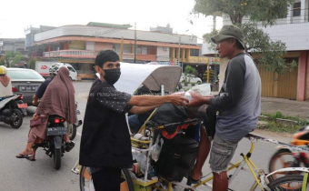 Berbagi Takjil, Bawaslu Tolitoli Perdekat Hubungan bersama Masyarakat