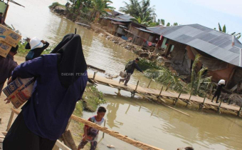 Bawaslu Tolitoli Salurkan Bantuan kepada Warga Terdampak Bencana di Desa Galumpang