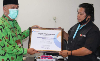 Bawaslu Tolitoli Terima Penghargaan Dari Ombudsman