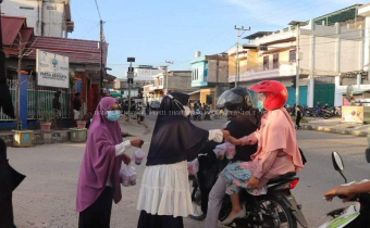 Peringati Hari Kartini, Bawaslu Tolitoli Bagikan Takjil Gratis
