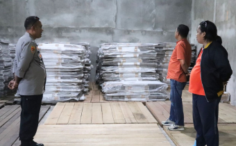 Ketua dan anggota Bawaslu Tolitoli melakukan pengawasan terhadap kesiapan gudang logistik untuk pemilihan kepala daerah serentak 2024. Pengawasan ini bertujuan memastikan infrastruktur mendukung distribusi logistik. Selain itu, Bawaslu juga berkoordinasi mengenai logistik yang akan masuk untuk memastikan kelancaran distribusi dan agar semua perlengkapan tiba tepat waktu dan dalam kondisi baik.
