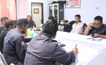 Bawaslu Tolitoli mengadakan rapat untuk membahas penertiban APK sesuai Keputusan KPU Tolitoli Nomor 627 Tahun 2024 tentang lokasi pemasangan APK.