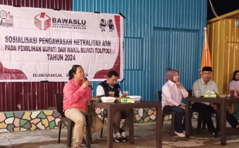 Ketua Bawaslu Tolitoli, Fajar Syadik, menghadiri sosialisasi netralitas ASN untuk Pemilihan Bupati dan Wakil Bupati Tolitoli 2024 yang diselenggarakan Panwaslu Kecamatan Baolan pada sabtu, (5/10/2024). Acara ini bertujuan memperkuat komitmen ASN untuk tetap netral, menjaga integritas, dan tidak terlibat politik praktis. Fajar menekankan bahwa netralitas ASN adalah kunci pemilu bersih dan adil, serta penting untuk menjaga kepercayaan publik.
