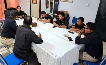 Ketua Bawaslu Tolitoli, Fajar Syadik, memimpin rapat internal penting yang membahas dugaan pelanggaran ASN dalam Pilkada 2024