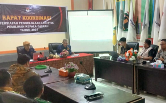 Anggota Bawaslu Tolitoli, Amriadi, menghadiri Rapat Koordinasi bersama KPU Tolitoli untuk memastikan kelancaran pengelolaan logistik Pilkada 2024. Pertemuan ini bertujuan menyelaraskan pengawasan dan distribusi logistik agar pemilihan berjalan lancar, jujur, dan sesuai aturan.