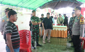 Ketua dan Anggota Bawaslu Tolitoli bersama Forkopimda memantau kesiapan TPS di Baolan dan Galang menjelang Pilkada 2024. Kegiatan ini bertujuan memastikan fasilitas, logistik, dan keamanan siap demi kelancaran pelaksanaan Pilkada.