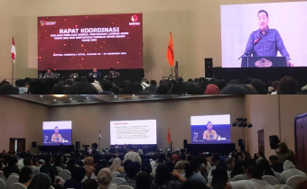 Rapat Koordinasi Bawaslu RI menjadi momentum strategis untuk evaluasi kinerja 2024, penyusunan laporan akhir, dan perencanaan program 2025. Ketua Bawaslu Tolitoli, Fajar Syadik, menekankan pentingnya sinergi antardivisi untuk hasil optimal dan kepercayaan publik. Pertemuan ini diharapkan menghasilkan rekomendasi strategis guna memperkuat peran Bawaslu menjaga demokrasi.