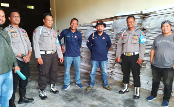 Pengawasan pergeseran logistik Pilkada 2024 dari kecamatan ke Gudang Logistik KPU berjalan lancar dengan pengawalan PPK, Panwaslu, dan Polsek, serta pengawasan Bawaslu untuk memastikan keamanan logistik.