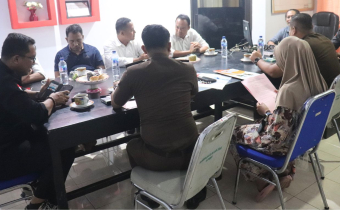 Penyerahan alat bukti oleh Gakkumdu Tolitoli menandai selesainya proses hukum kasus tindak pidana pemilihan 2024. Acara ini menunjukkan komitmen Gakkumdu dalam menjalankan prinsip keadilan dan akuntabilitas, dengan apresiasi dari pemilik alat bukti atas profesionalisme yang ditunjukkan.
