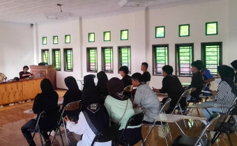 Ketua Bawaslu Kabupaten Tolitoli, Fajar Syadik, menekankan pentingnya integritas dan jiwa besar dalam kepemimpinan saat memberikan materi kepada mahasiswa STIP Mujahidin.