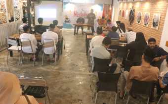 Foto suasana Ngabuburit Pengawasan yang diselenggarakan Bawaslu Tolitoli di Kedai Marisa. Tampak peserta, termasuk akademisi, media, perwakilan partai politik, mahasiswa, serta mantan anggota Panwaslu Kecamatan, sedang berdiskusi dengan narasumber Dr. Salawati. Acara berlangsung dalam suasana santai, dengan backdrop bertuliskan tema "Evaluasi dan Refleksi Pemilihan Serentak 2024 di Kabupaten Tolitoli", dan diakhiri dengan buka puasa bersama.