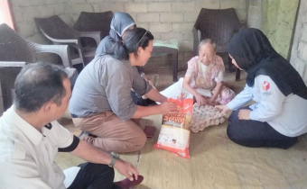 Ketua dan Pegawai Bawaslu Tolitoli menyerahkan paket sedekah Ramadhan kepada warga di Kelurahan Tuweley. Suasana hangat terlihat saat penerima menerima bantuan dengan penuh syukur. Kegiatan ini mencerminkan kepedulian sosial dan semangat berbagi di bulan suci.
