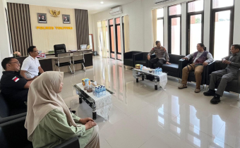 Ketua Bawaslu Kabupaten Tolitoli, Fajar Syadik, bersama jajaran melakukan kunjungan silaturahmi dan berbincang hangat dengan Kapolres Tolitoli, AKBP Wayan Wayracana Aryawan, S.I.K., di Mapolres Tolitoli.
