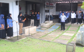 Dalam balutan semangat kebangsaan, Bawaslu Kabupaten Tolitoli menggelar upacara peringatan Hari Lahir Pancasila pada Senin, 2 Juni 2025. Dipimpin langsung oleh Ketua Bawaslu Tolitoli, Fajar Syadik, upacara ini diikuti oleh jajaran pimpinan, staf sekretariat, dan tiga CPNS baru, sebagai wujud komitmen menanamkan nilai-nilai Pancasila di lingkungan kerja.