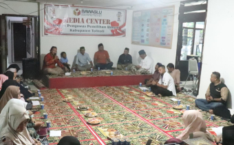 Pimpinan dan staf Bawaslu Kabupaten Tolitoli sedang mengikuti zikir dan doa bersama dalam rangka menyambut Tahun Baru Islam 1 Muharram 1447 Hijriah di ruang sekretariat dengan suasana khidmat.
