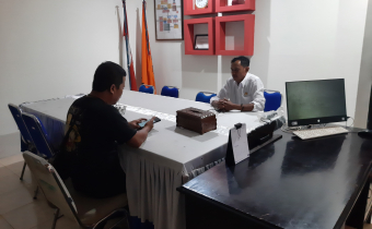 Anggota Bawaslu Tolitoli Abdul Fattah (Kanan) saat menerima kunjungan wawancara dari jurnalis Metro Sulawesi Tengah di kantor Bawaslu Tolitoli, Rabu (23/07/2025).