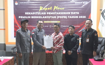 Amriadi, SE, Koordinator Divisi Pencegahan, Parmas, dan Humas Bawaslu Tolitoli, mengikuti rapat pleno Pemutakhiran Data Pemilih Berkelanjutan (PDPB) Triwulan II Tahun 2025 bersama KPU, Polres, dan perwakilan Lapas di Kantor KPU Tolitoli pada Rabu, 2 Juli 2025.