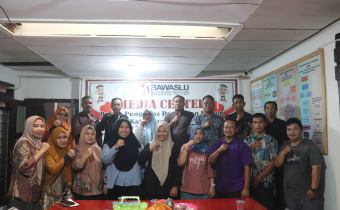 Foto bersama usai kegiatan diskusi seputar keprotokolan