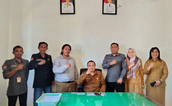 Pimpinan dan pihak Dukcapil berfoto bersama