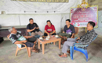 Pimpinan Bawaslu Buol dan Pimpinan Bawaslu Tolitoli dalam Diskusi Santai