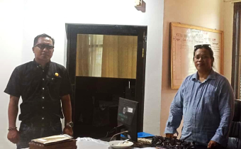 Pimpinan berdiri untuk memperdengarkan lagu Indonesia Raya
