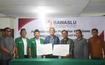 Ketua Bawaslu Provinsi Sulawesi Tengah, Pimpinan Bawaslu Kabupaten Tolitoli bersama Ketua GP Ansor dan HMI dalam Penandatanganan MOU