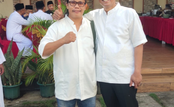 Ketua Bawaslu Tolitoli (kiri) saat melakukan foto bersama Mentri Hukum Republik Indonesia (Kanan)