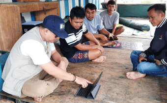 Anggota Bawaslu Kabupaten Tolitoli Abdul Fattah saat melakukan pengawasan coktas di Desa Puse Kecamatan Dampal Selatan