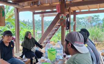 Ketua Bawaslu Tolitoli Saat sedang diskusi bersama Tokoh Pemuda Desa Janja
