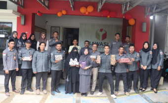 Penyerahan hadiah semarak HUT Bawaslu RI ke-18
