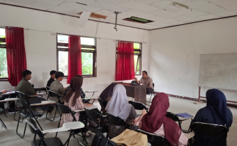 Ketua Bawaslu Tolitoli dalam diskusi bersama mahasiswa STIP Tolitoli