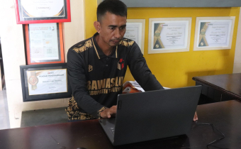 Korsek Bawaslu Tolitoli ikuti Zoom Sosialisasi dan Simulasi Cara Pemutakhiran Data Sarana Prasarana yang dilaksanakan secara daring 