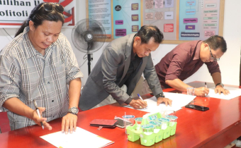 Pimpinan Bawaslu Tolitoli melakukan Penandatanganan IKU 2026 
